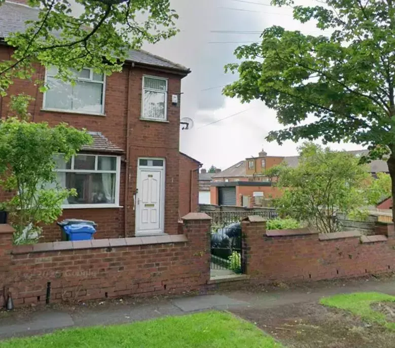 Attractive End-of-Terrace Opportunity in Oldham